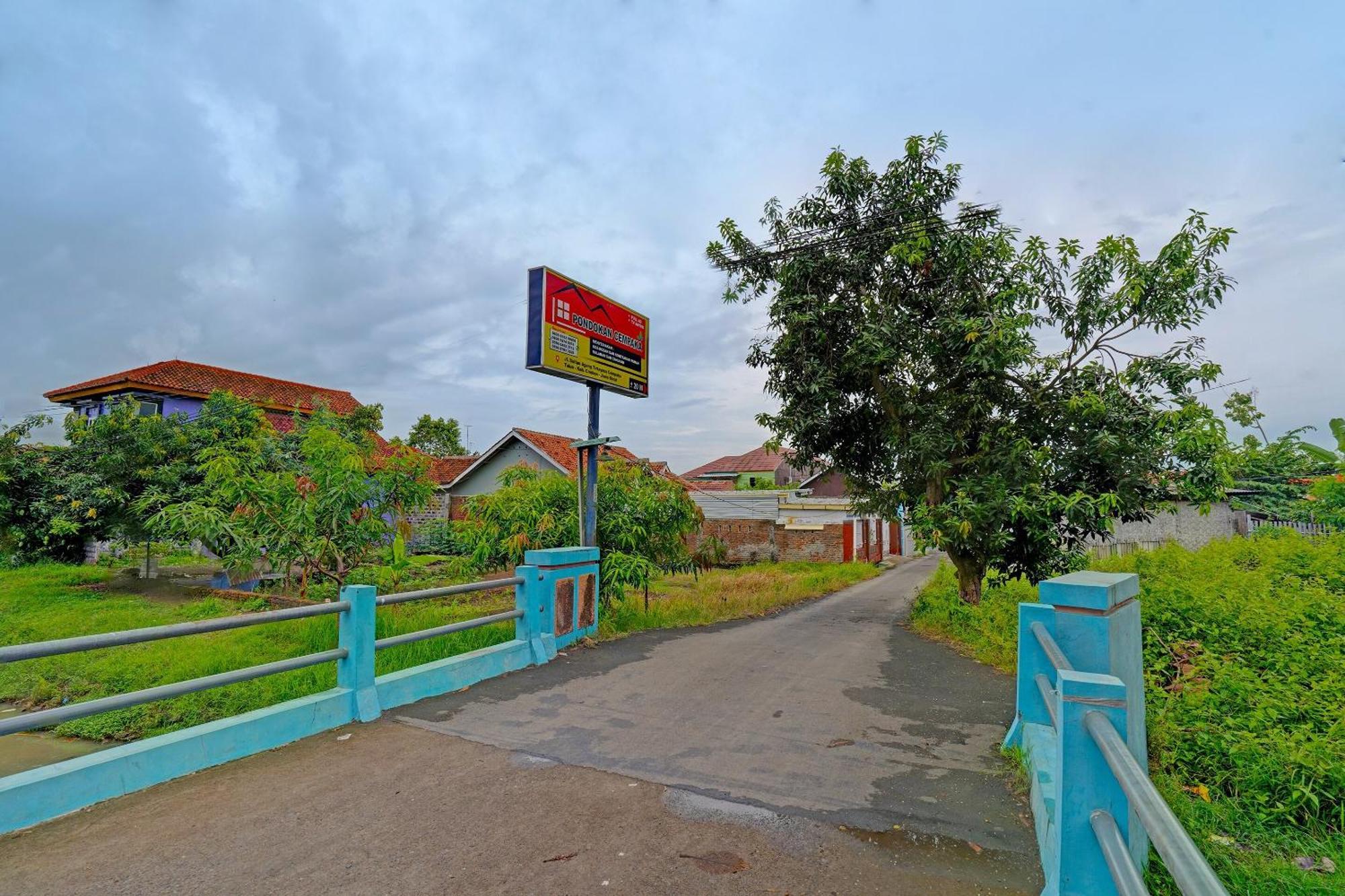 Oyo 91955 Pondokan Cempaka Cirebon Exterior photo