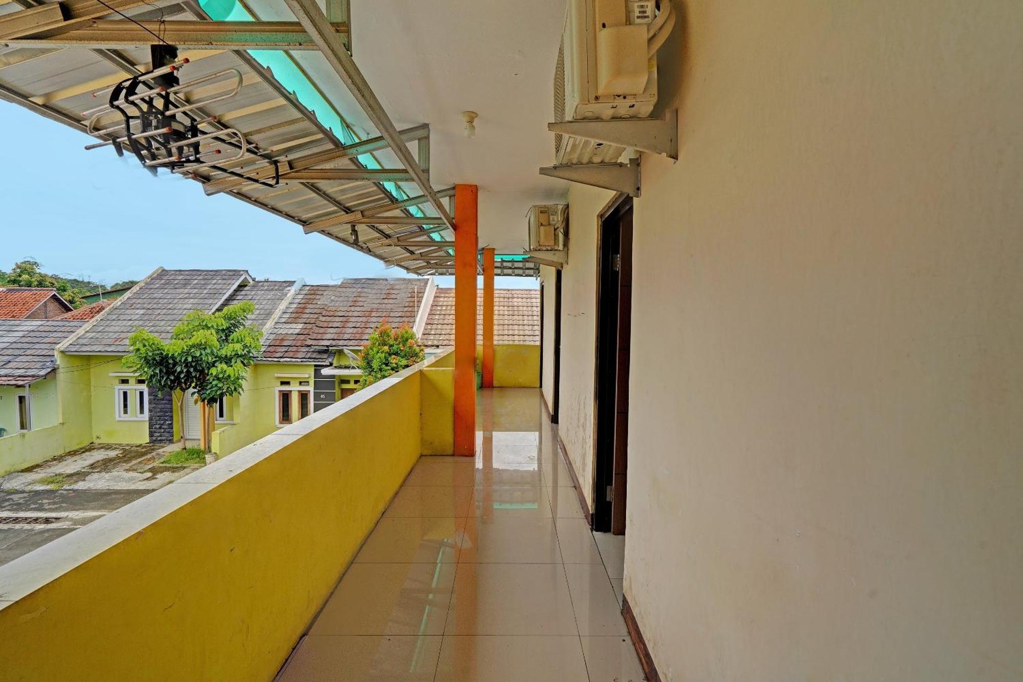 Oyo 91955 Pondokan Cempaka Cirebon Exterior photo